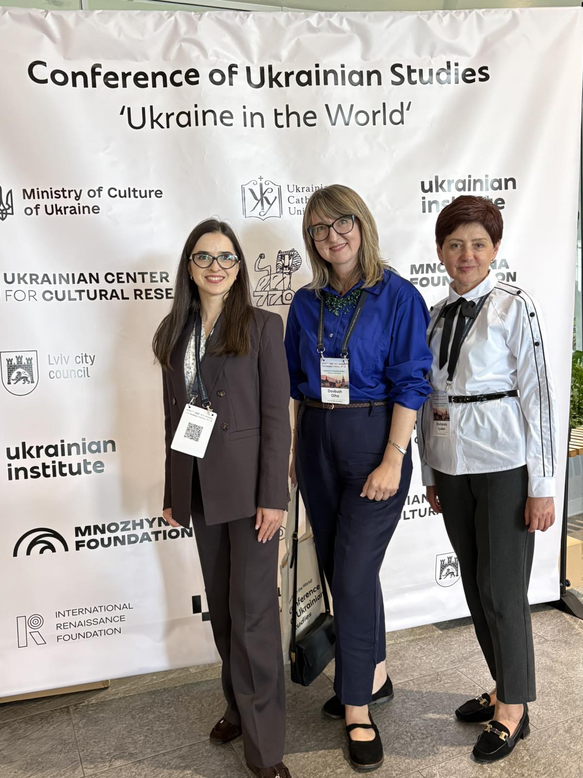 Спільне фото на тлі банера як вдячність організаторам конференції за підтримку українських студій