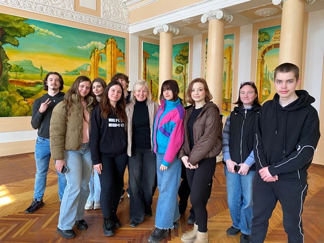  У бальній залі палацу Орловських