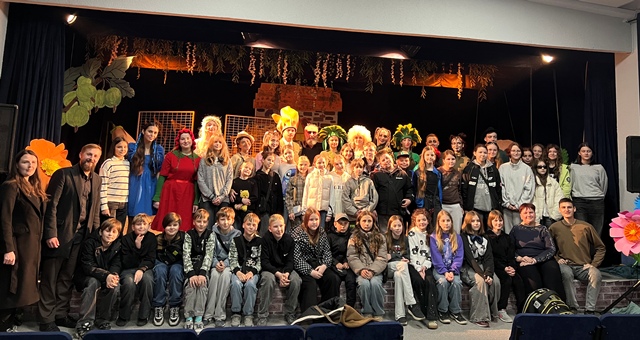 Сцена єднає