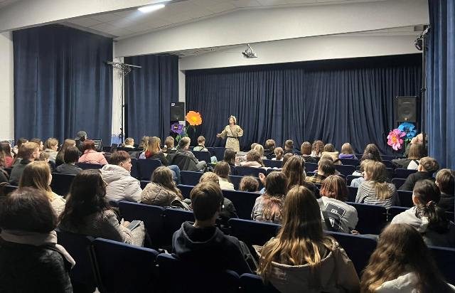 Уся увага - на сцену