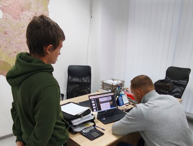  Керівник центру - п. Сергій знайомить парактиканта з аналітичними документами