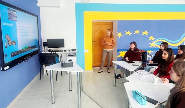  Студенти знайомляться із теорією навчання Д.Колба