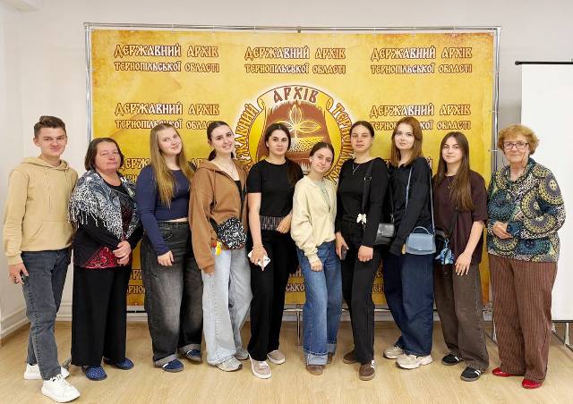   Студенти разом із Л. О. Шевчик у лекційній залі Державного архіву
