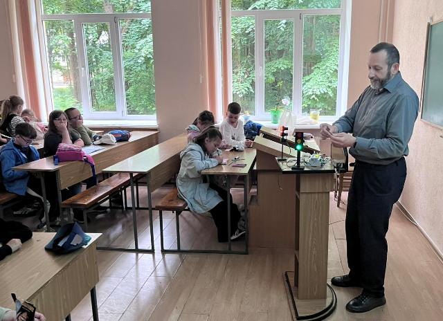  Викладач демонструє принципи роботи світлофора