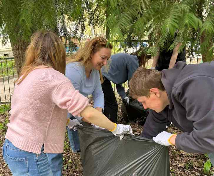  Прибирання минулорічного листя