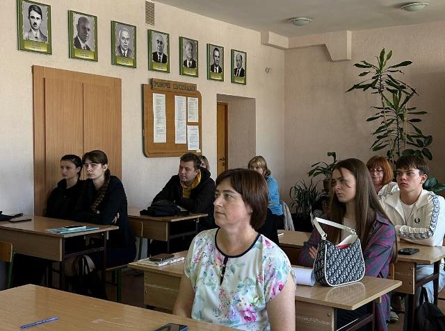  Куратори та здобувачі вищої освіти під час обговорення заходу