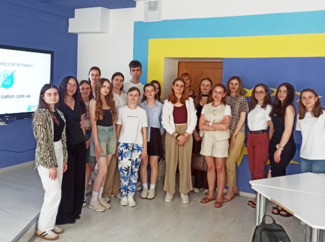 спільне фото здобувачів та викладачів із Богданою Вознюк