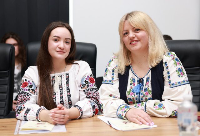  Викладачка кафедри української мови та славістики Галина Богданівна Вишневська та магістрантка факультету філології і журналістики Христина Романівна Козловська