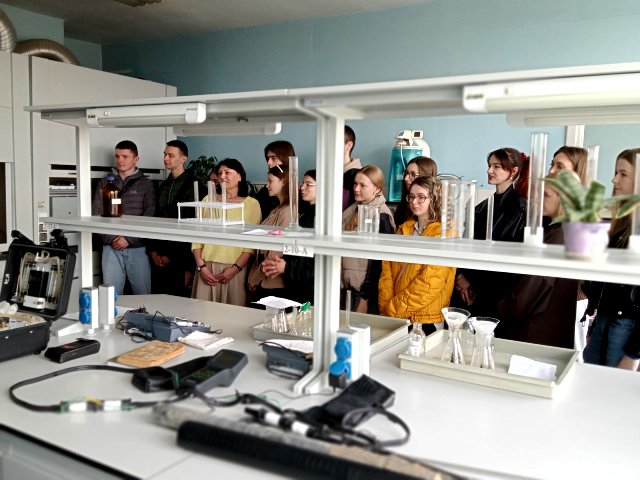  У лабораторії Державної екологічної інспекції