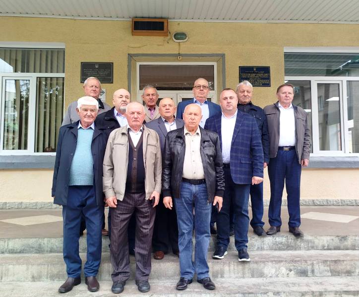  Дружнє фото на вході до інженерно-педагогічного факультету