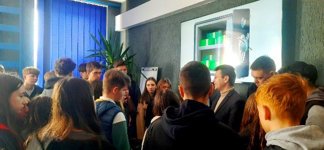  Володимир Кіцак демонструє древні артефакти