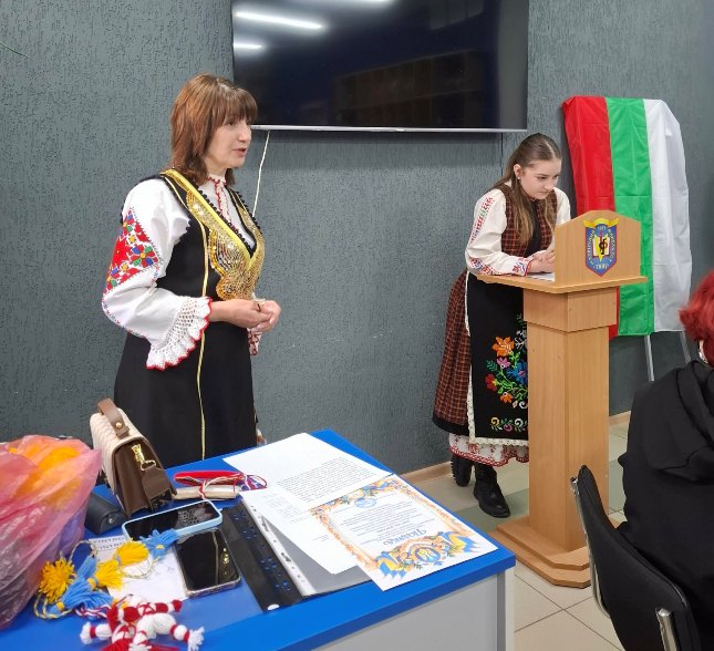  Ольга Бурило, голова БКП Клубу «Трендафіл», та Софія Бурило під час презентації болгарських традицій на історичному факультеті ТНПУ