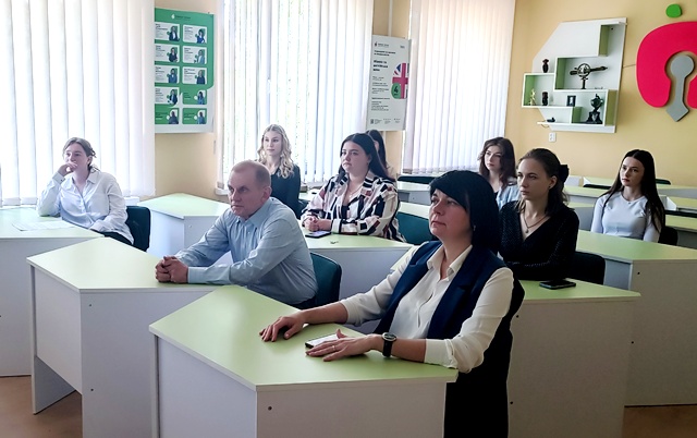 Досвідчені викладачі та методисти слухають звіти своїх вихованців