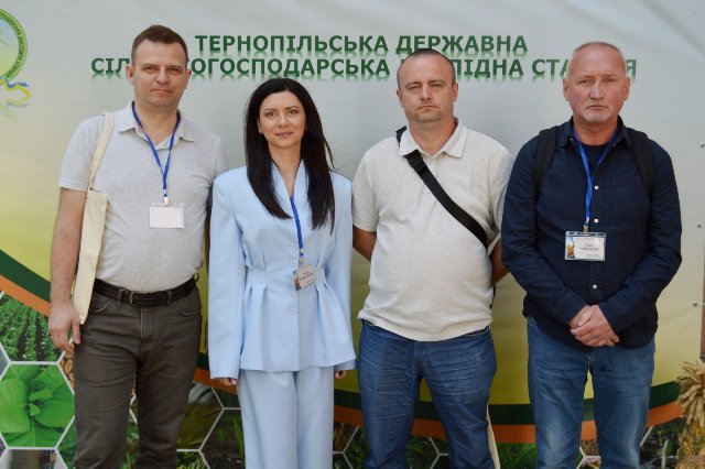  Колеги з ЗУНУ та в.о. директора Тернопільської ДСГДС ІСГ Карпатського регіону НААН Надія Ковалишин