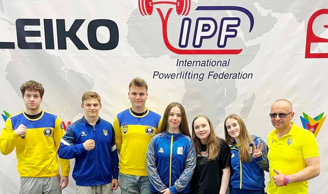 Наші студентки-призерки з групою підтримки