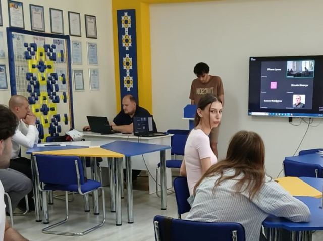 Робота екзаменаційної комісії та виступи бакалаврів спеціальності «Професійна освіта (Транспорт)» у змішаному форматі.
