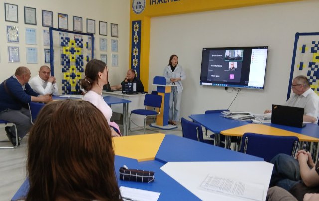 Момент захисту курсових робіт майбутніх фахівців з логістики та англійської мови. 