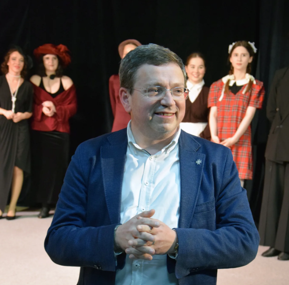 Студентів-акторів вітає ректор ТНПУ ім. В. Гнатюка, професор, член-кореспондент НАПН України Богдан Буяк.