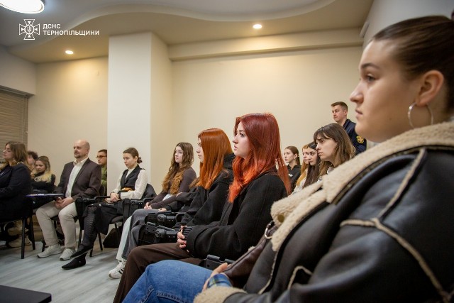  Студенти уважно слухають історії захисників