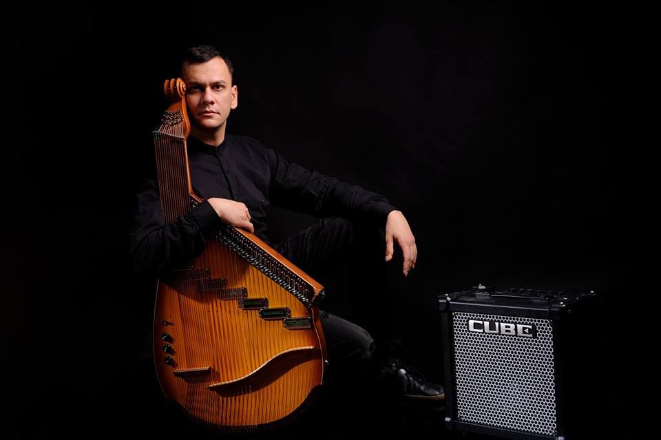 заслужений артист України, доцент Дмитро Губ'як і його електробандура.