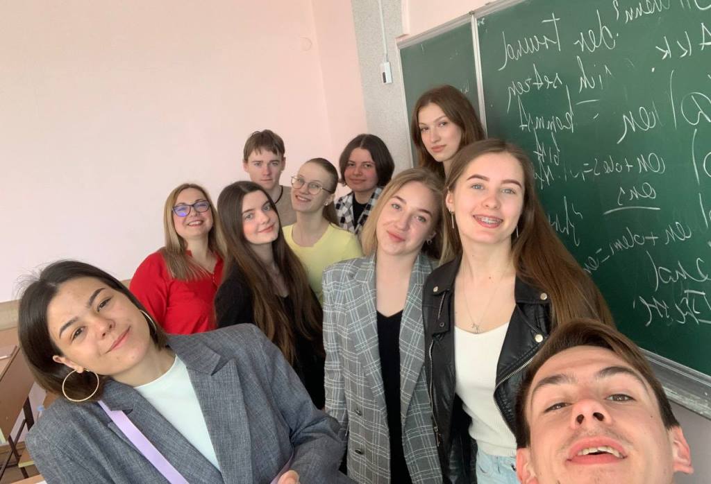 Авторки газети Думкопис разом із студентами-першокурсниками та викладачкою Наталією Білою
