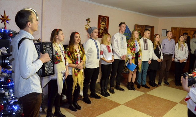 Старий рік минає, а нас пісня єднає!