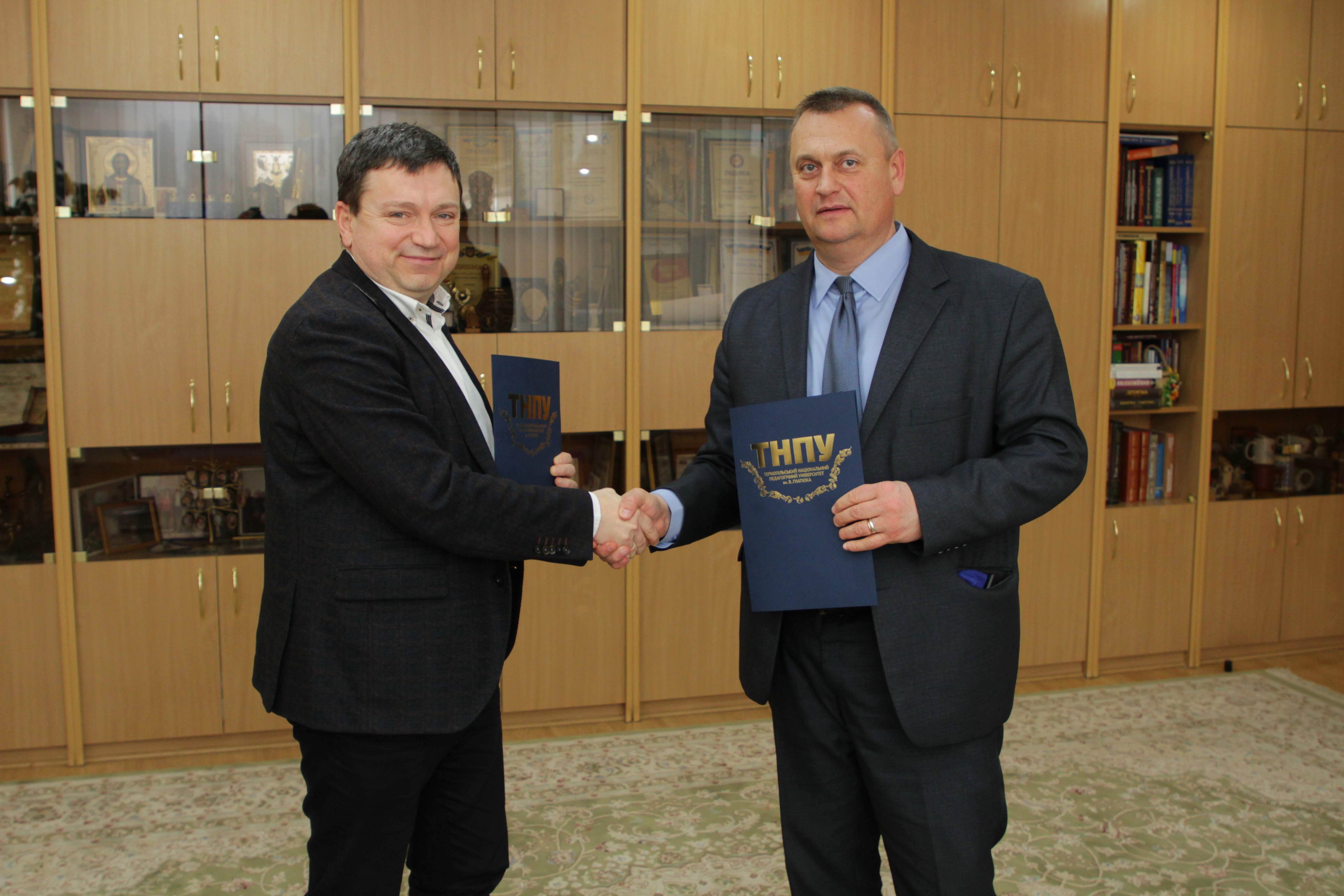 Ректор ТНПУ підписав договір про співпрацю з Підволочиською ОТГ