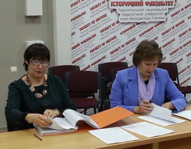 Проф. Оксана Салата та доц. Ірина Нємченко вивчають акредитаційну справу 