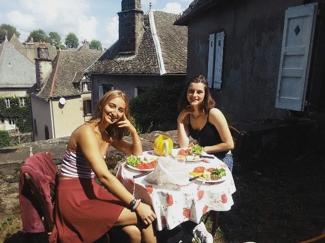 Пізній сніданок з подругою.