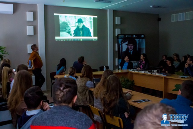 Перегляд фільму "Червоний"