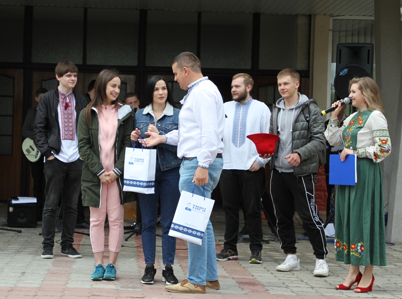 Вручення подарунків