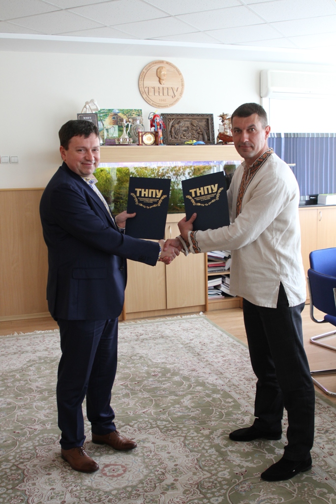 Ректор ТНПУ підписав договір про співпрацю з Озернянською територіальною громадою