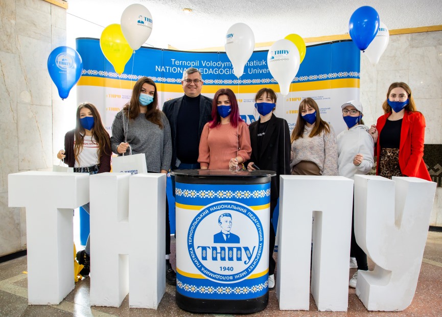 Переможці фотоконкурсу #закохані_в_тнпу отримали подарунки