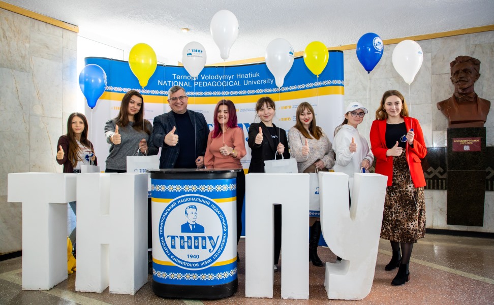 Переможці фотоконкурсу #закохані_в_тнпу отримали подарунки