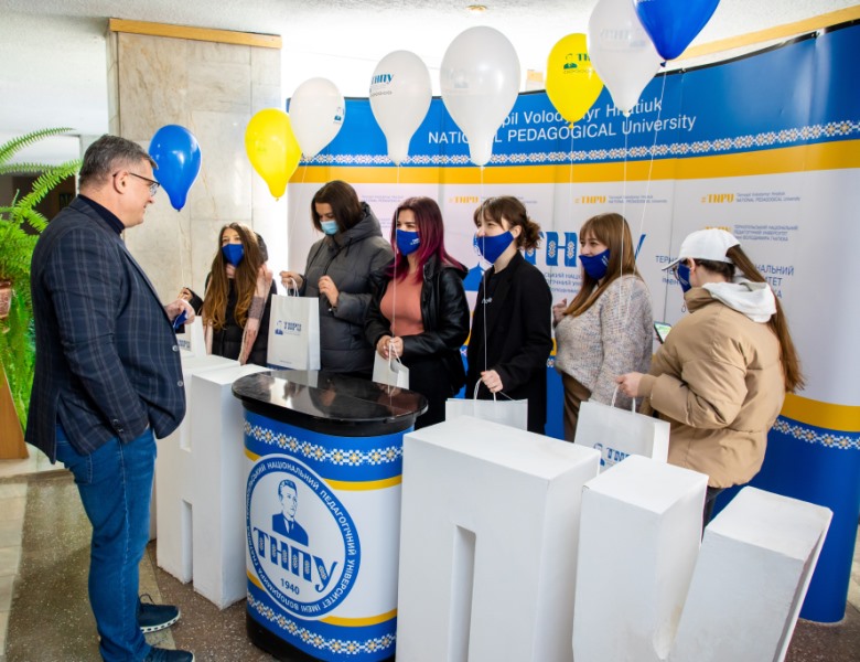 Переможці фотоконкурсу #закохані_в_тнпу отримали подарунки