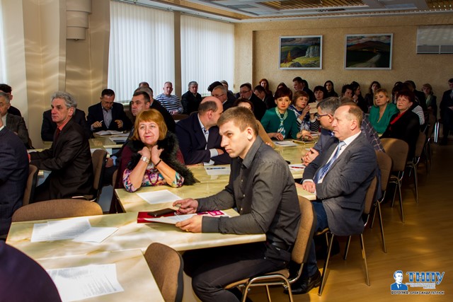 Члени вченої ради університету слухають доповідачів