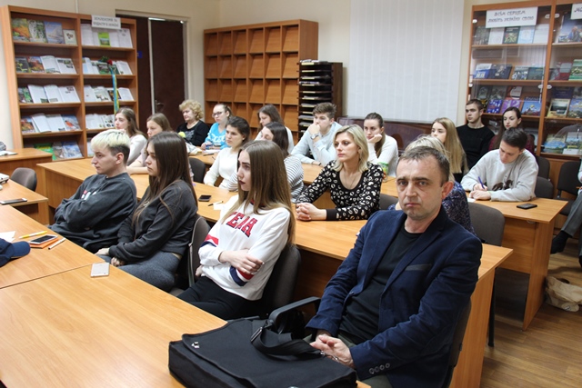 Студенти групи Г-21 та С.В.Гулик - викладач кафедри географії та методики її навчання