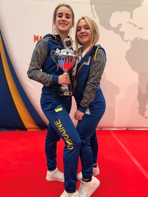 Софія Бздир і Марія Полянська з командним кубком за перше місце