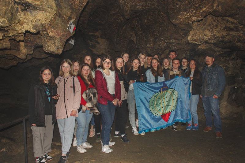 У печері Кришталева