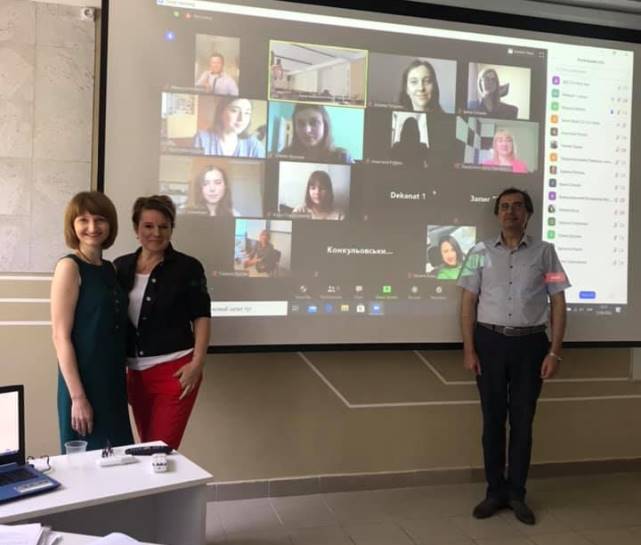 Онлайн режим лише посприяв зробити оригінальне фото студентів з екзаменаційною комісією