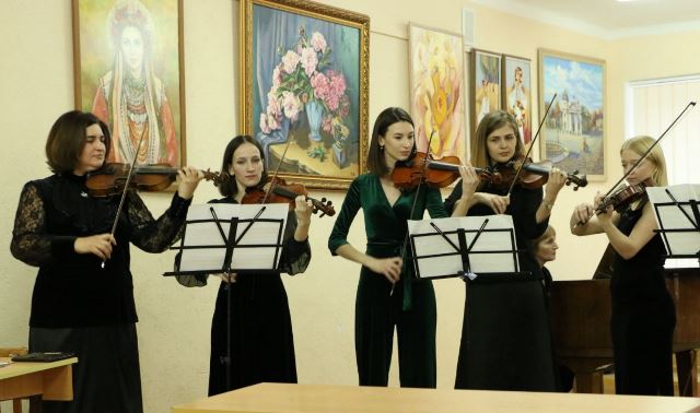 Камерний ансамбль Камертон керівник Довгань О.З., концертмейстер Терещук Н.В.