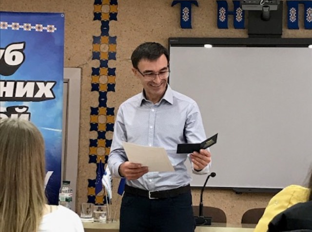 Студенти та викладачі кафедри журналістики разом із Олегом Панютою