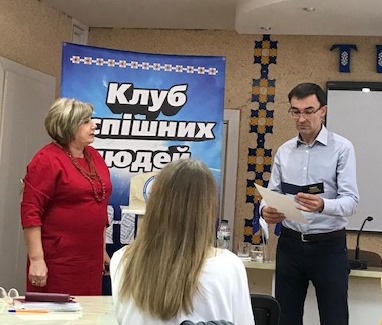 Завідувач кафедри журналістики, проф. Поплавська Н.М. вручає посвідчення стейкхолдера.