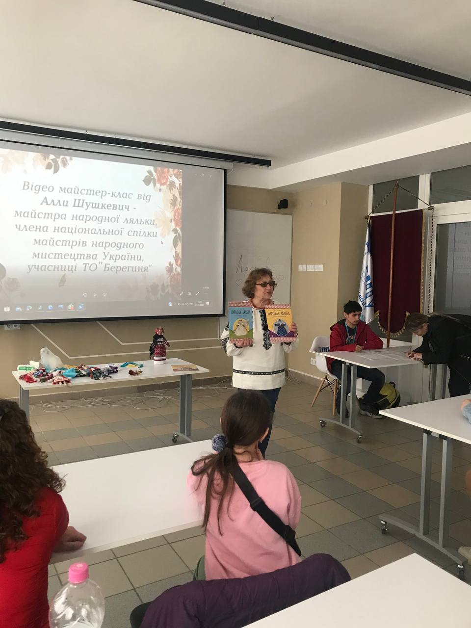 Алла Шушкевич продемонструвала посібники, які містять більше інформації про сакральні обереги України, до яких входить народна  лялька