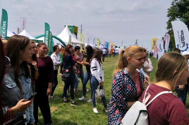 Студенти оглядають експозицію