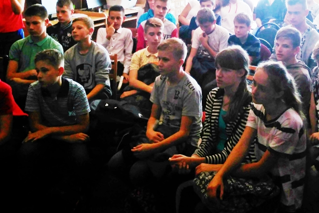 Школярі із зацікавленням слухали 