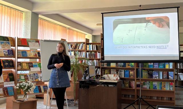 Анастасія Чайковська розповідає про перекладацький скоропис.jpg