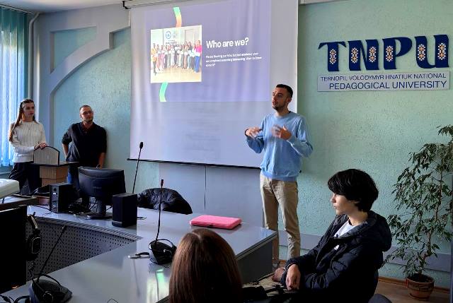 Натхненна розповідь Костянтина Дубінського про навчання на кафедрі теорії і практики перекладу.jpg