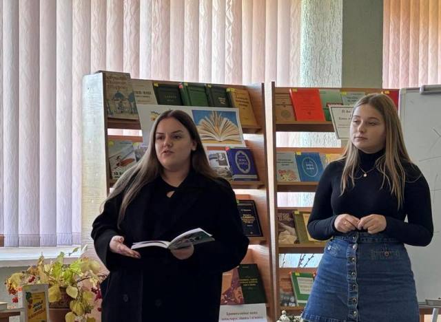 Олеся Салій виконує зі школярами вправи на тренування пам'яті.jpg