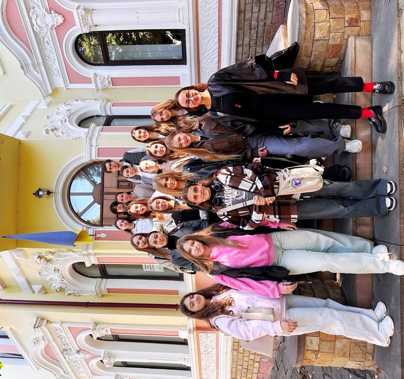  Біля стін бібліотеки